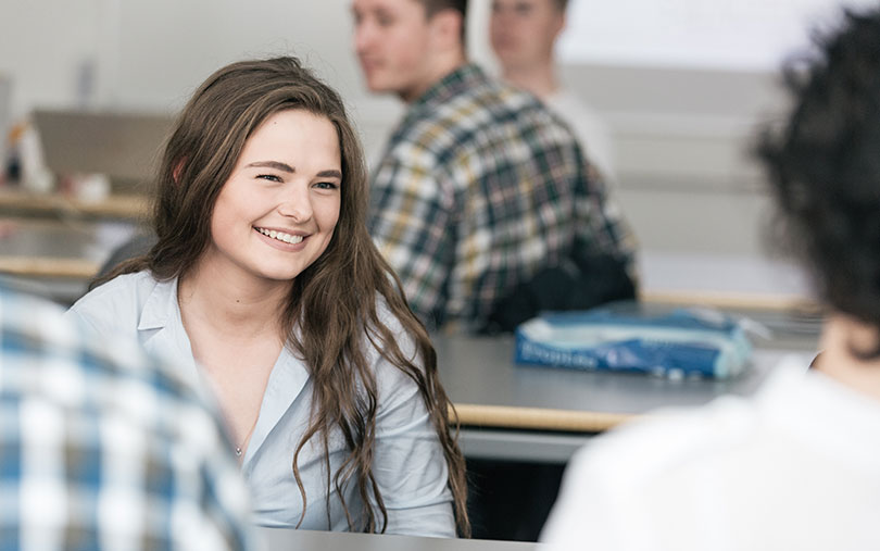 Smilende kvindelig studerende